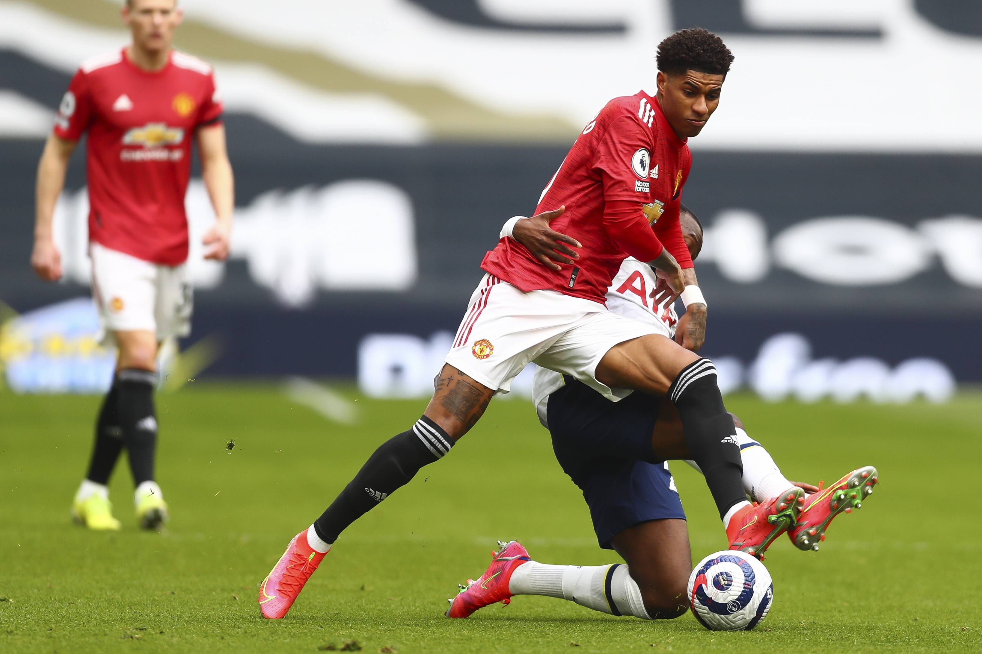 迪马：那不勒斯接近签下博洛尼亚后卫比克马，已报价3000万欧.